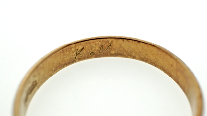 イニシャルなどの刻印のある指輪